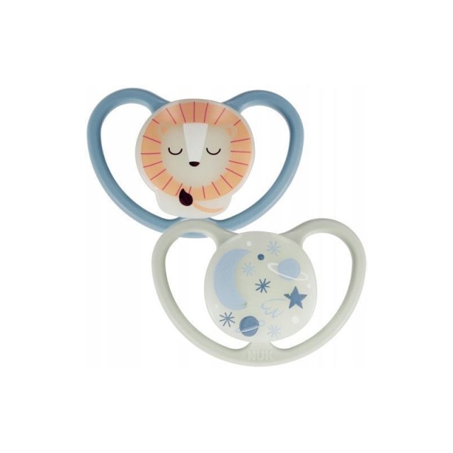 Nuk Space Night Πιπίλα Σιλικόνης Μπλέ με Λιοντάρι και Γκρί με Φεγγάρι 0-6m , 2 τεμάχια (10.730.578)